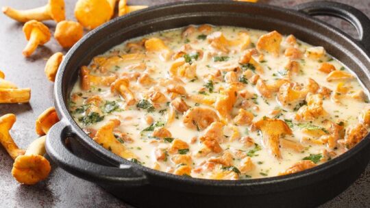 Лисички в сметані