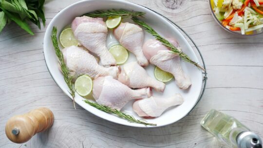 Запечені курячі гомілки в сметані