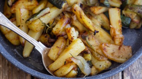 Молода картопля з кабачками