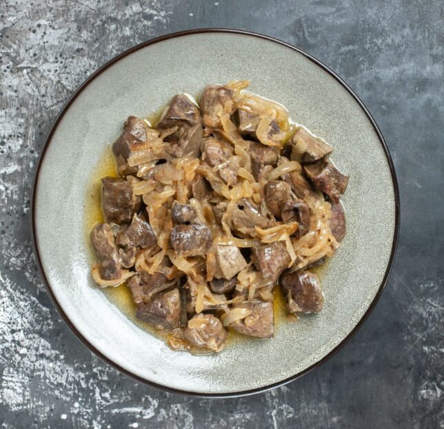 Куряча печінка з цибулею