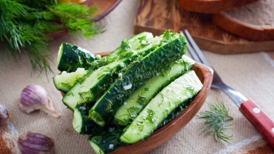 малосольні огірки в пакеті