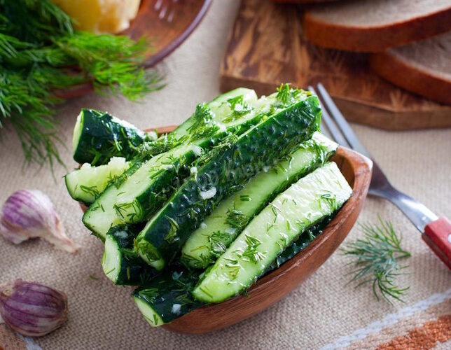 малосольні огірки в пакеті