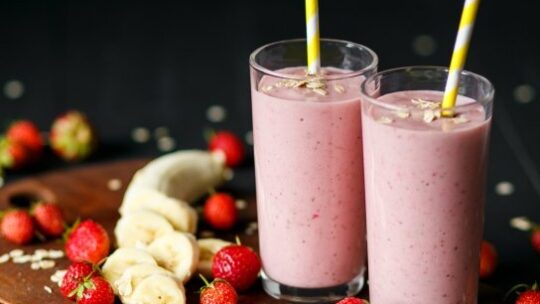 Смузі з полуницею, лохиною та бананом