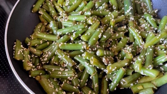 Спаржева квасоля з кунжутом