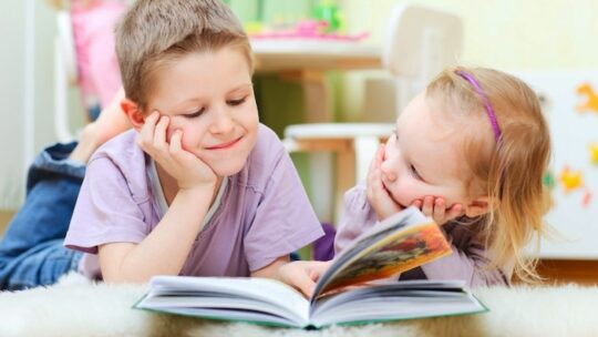 діти читають книгу