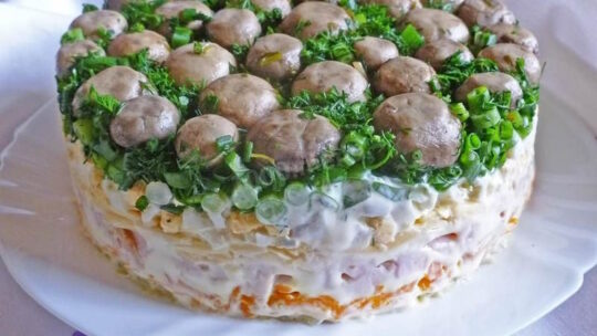 Святкові салати з маринованими грибами