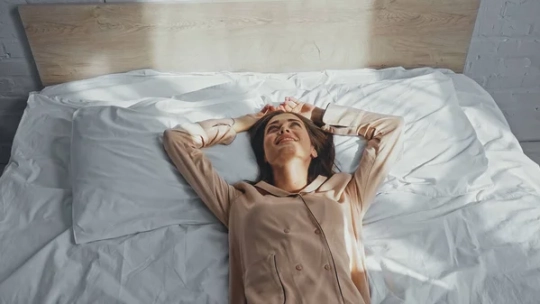 дівчина отримує задоволення