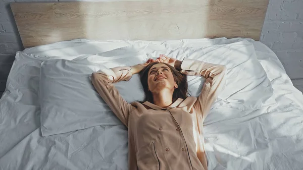 дівчина отримує задоволення