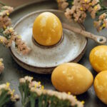 Фарбування яєць куркумою