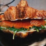 Круасан із лососем та м’яким сиром