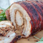 М’ясний рулет із чорносливом та горіхами