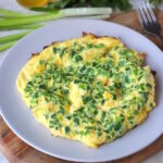 Весняний омлет із першою зеленню