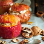 Яблука, запечені з горіхами та медом