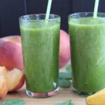 Зелений смузі зі шпинатом, яблуком та селерою