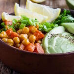 Боул з кіноа, авокадо та нутом