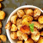 Молода картопля з часником та сухарями в духовці