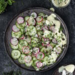 Салат з редискою, огірком та соусом на основі грецького йогурту