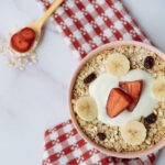 Солодкий боул з вівсянкою та першою полуницею