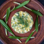 Весняний салат із черемшею та домашнім сиром