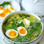 Зелений борщ з молодим щавлем та яйцем