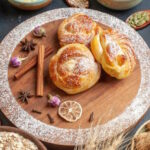 Пухкі булочки з корицею